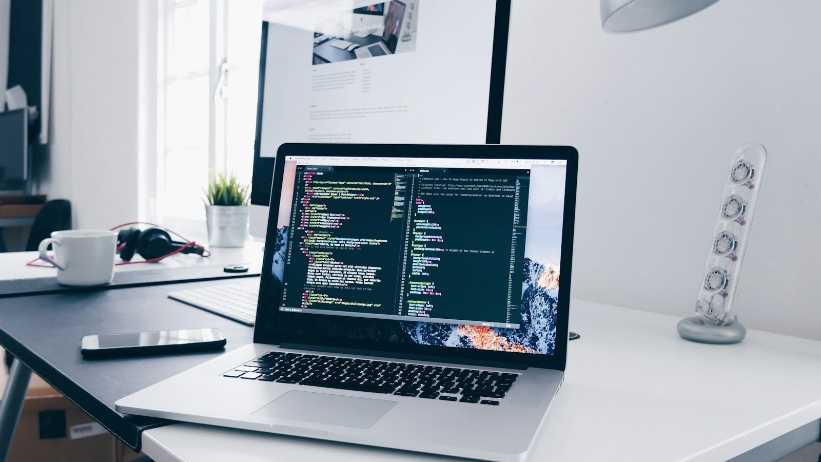 Hazır Şablon mu, Özel Yazılım mı? İşletmenize Doğru Web Altyapısını Seçmek